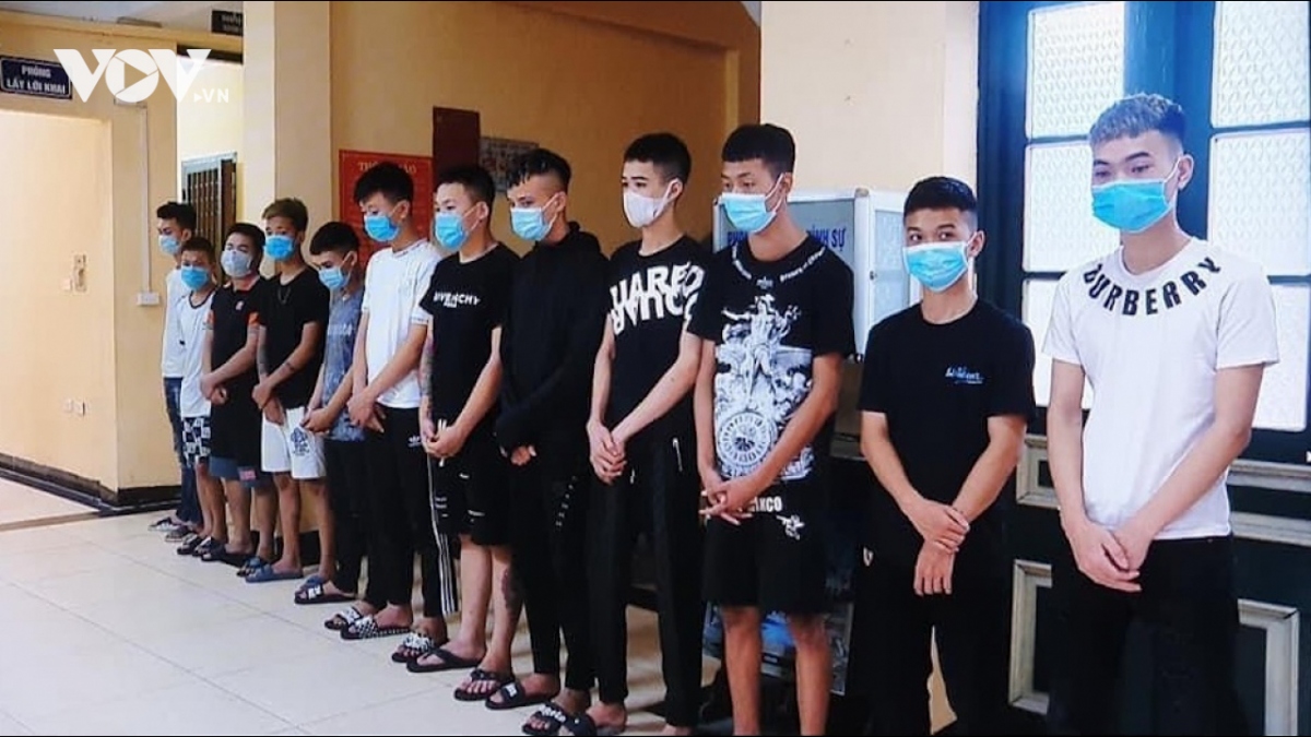 Nóng 24h: Hơn 20 thanh thiếu niên cầm dao đi "giải quyết" đối thủ
